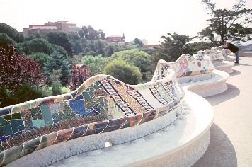 Het park Guell, nu een wandelpark van de stad Barcelona, is  n van de projecten van Gaudi.