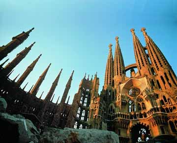 De Sagrada Familia, Gaudi 's beroemde cathedral in Barcelona, is een wonderlijk bouwwerk in neocatalaanse stijl.